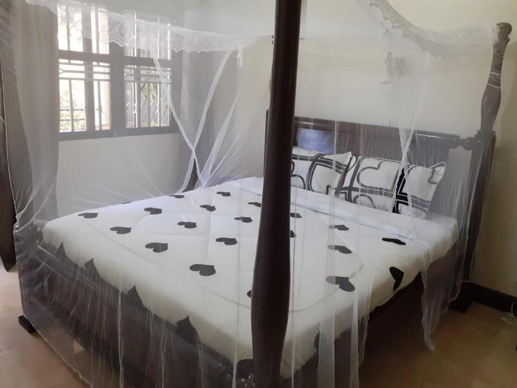 Okra House Hotell Entebbe Eksteriør bilde